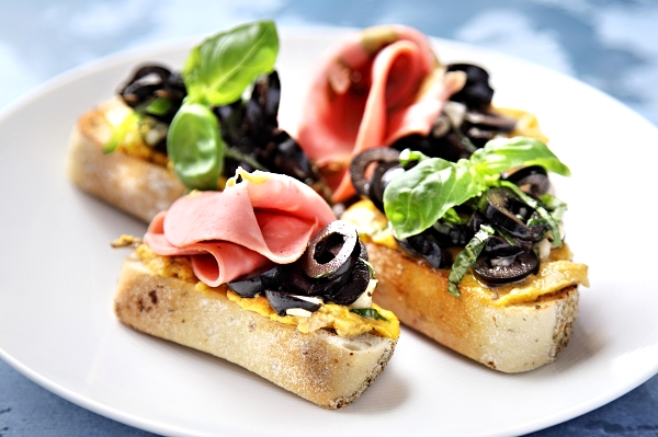 Bruschetta s olivovou pomazánkou, černými olivami v rozmarýnu a mortadelou 095536bruschetta-s-olivovou-pomazankou-olivami