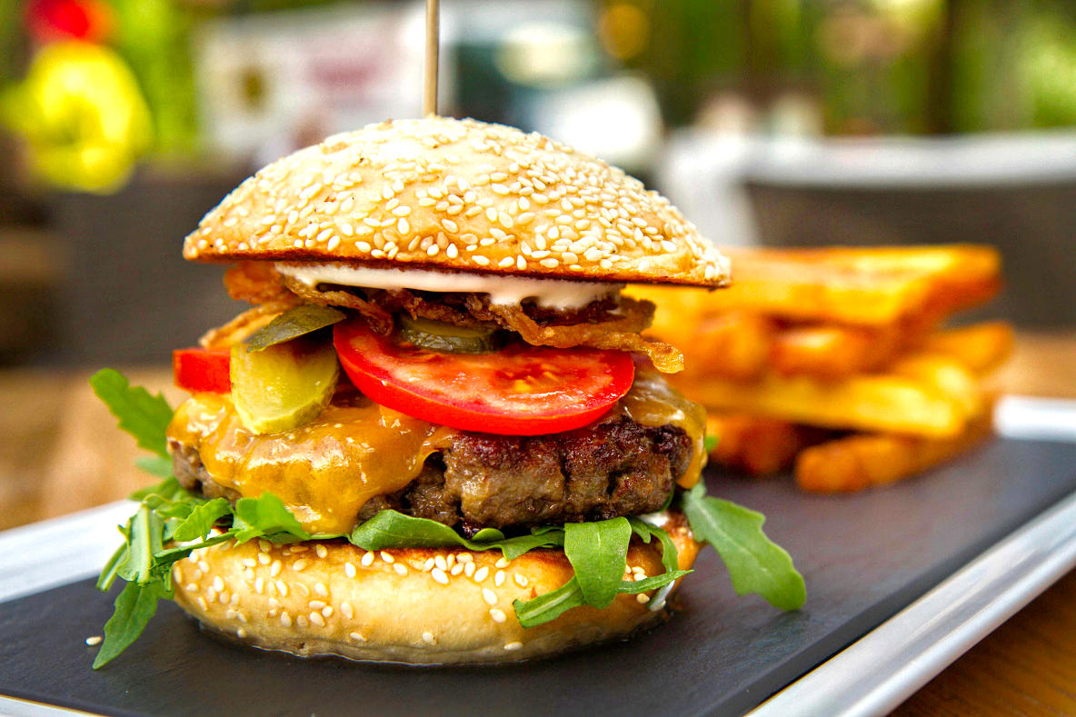 Domácí hovězí cheeseburger se sýrem cheddar