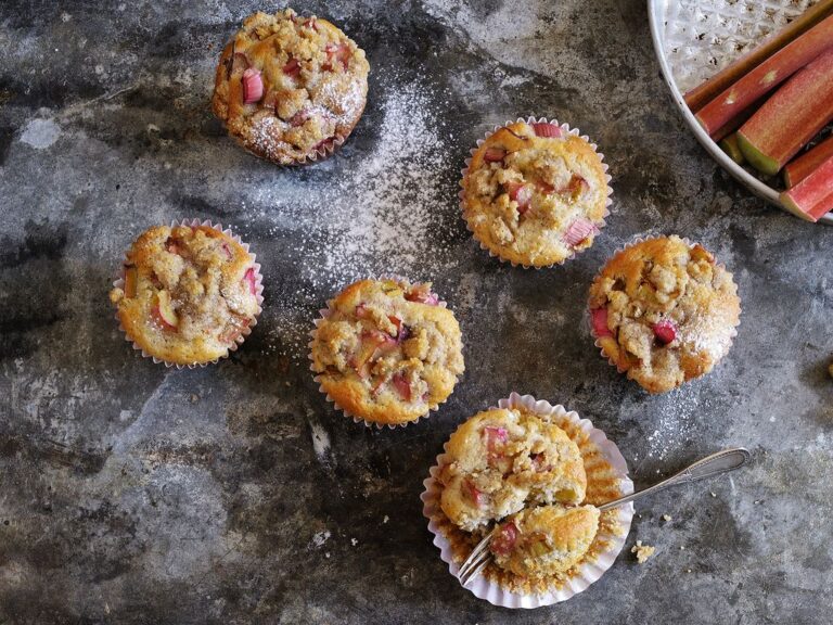 Rebarborové muffiny s máslovou drobenkou 9J15O