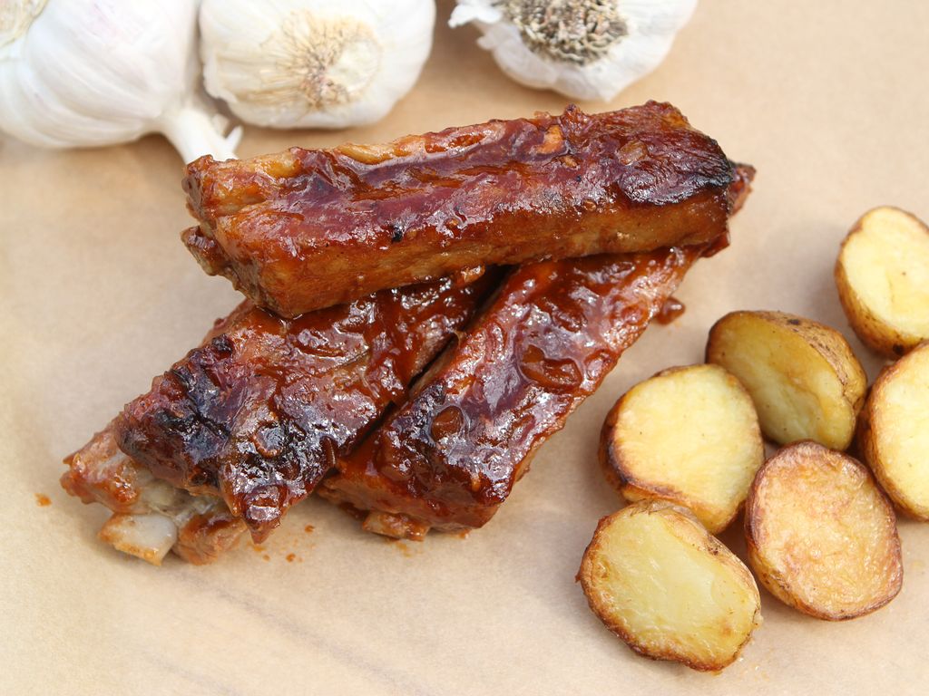 Pečená žebra v pivní marinádě s barbecue krustičkou