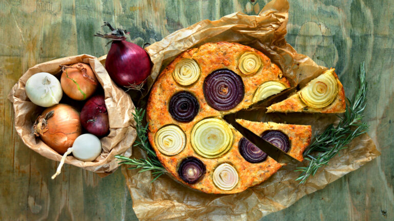 Bramborový koláč s cibulí a sýrem GE1I9