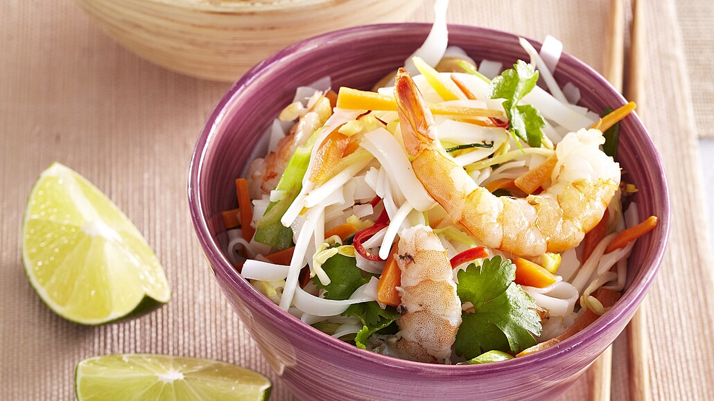 Rýžové nudle Pad Thai s krevetami