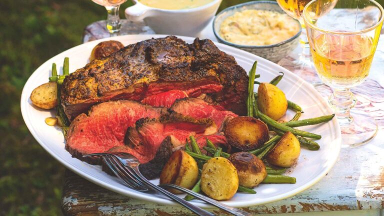 Rostbíf na grilu se dvěma omáčkami Rostbif_na_grilu_se_dvema_omackami_brambory_a_fazolky