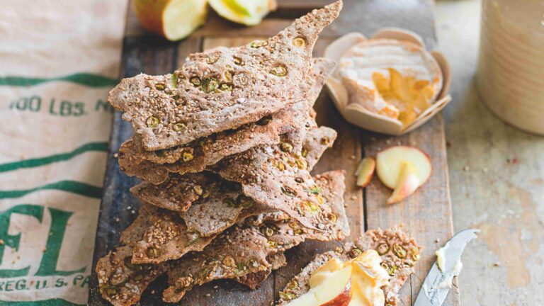 Sezamove_krekry_s_jarni_cibulkou