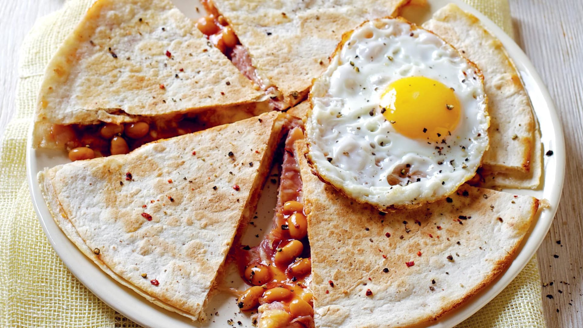 Snídaňová quesadilla s pečenými fazolemi, šunkou a vejci