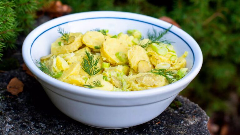 Lehký bramborový salát bez majonézy bramborovy-salat