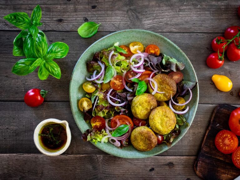 Brokolicové nugetky s rajčatovým salátem brokolice-salat-jidlo-recept-rajcata