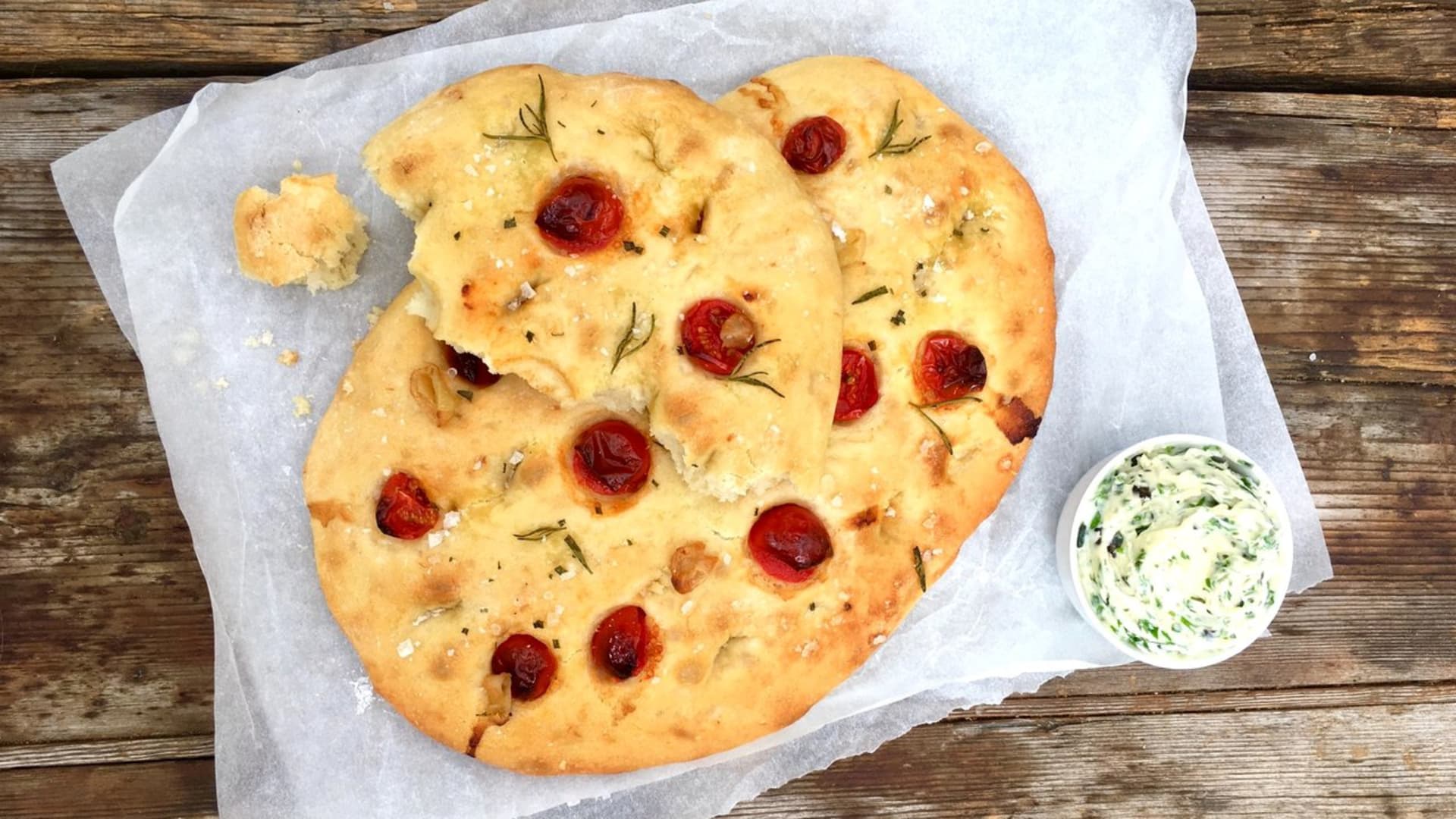 Focaccia s opečeným česnekem a rajčátky