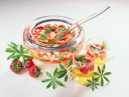 Jarní bowle erdbeer-bowle-mit-waldmeister-418124