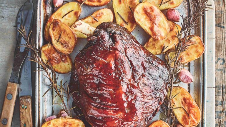 Glazovaná jehněčí plec s česnekovými bramborami glazovana_jehneci_plec_s_cesnekovymi_bramborami_0