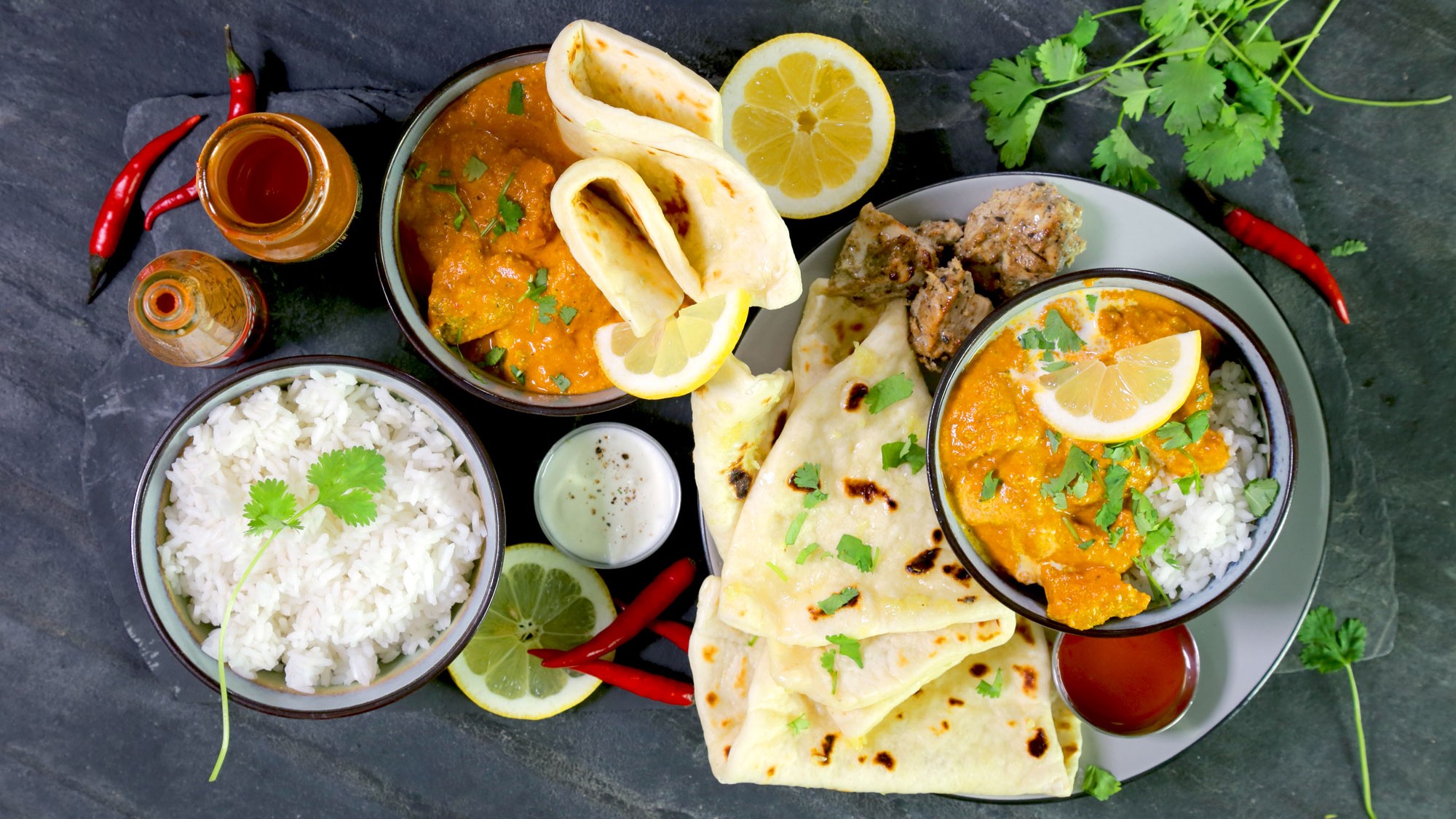 Kuřecí tikka masala s domácími plackami