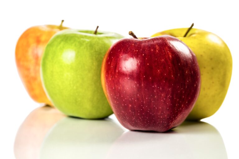 O jablkách Assorted Apples isolated on white backbround