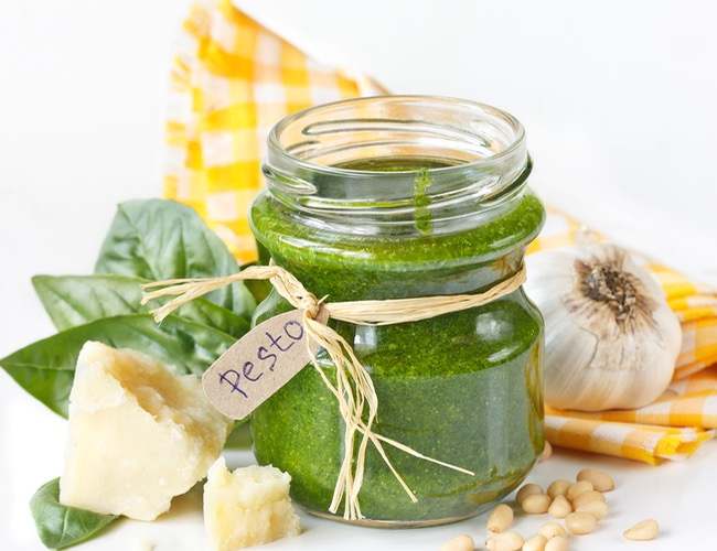Klasické italské pesto z bazalky