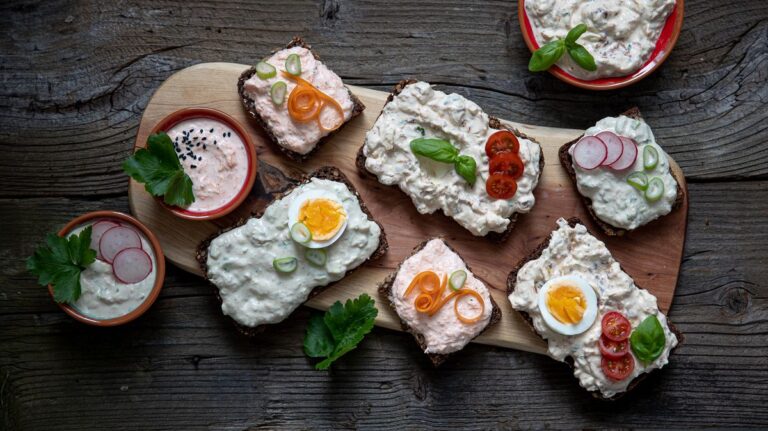 pomazanky-na-chleba-oblozeny-chleba-chlebicky-na-mazani-vejce