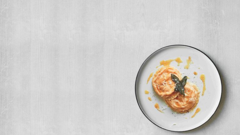 Ravioly se špenátem, hnědým máslem a šalvějí ravioly_se_spenatem_hnedym_maslem_a_salveji_0