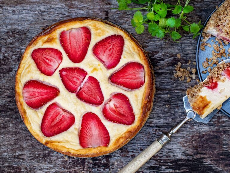 Tvarohový koláč s jahodami a ovesnými vločkami tvaroznik-jahodovy-dort-zakusek-recept-sladke