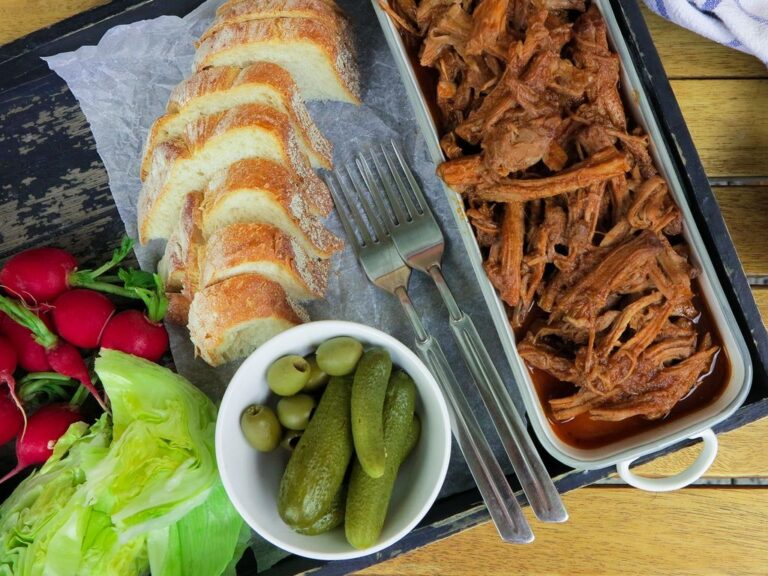 Trhané vepřové maso na černém pivu s BBQ omáčkou veprove