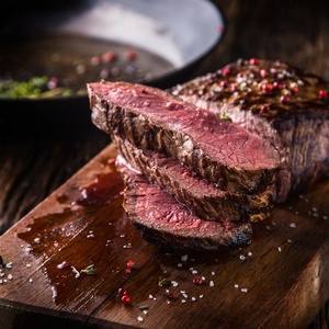 Hovězí steak s pečenou zeleninou a bramborem