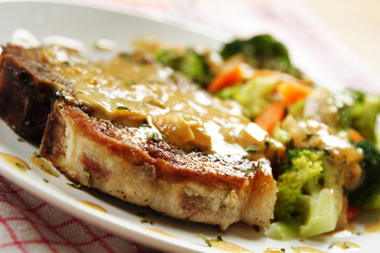 Vepřová kotletka na zelenině 757df96a74e37d01b4d1b09bdbe0b7ac