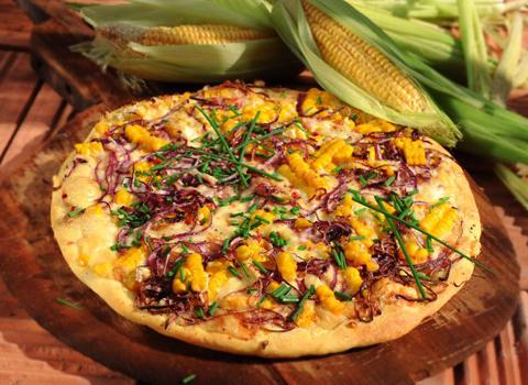 Pizza s uzeným sýrem a kukuřicí