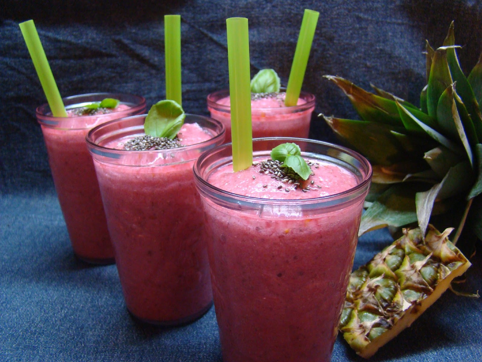 Smoothie z červeného rybízu a ananasu