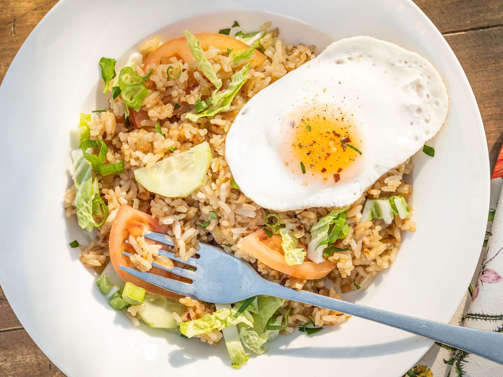 Nasi goreng se smaženým vejcem