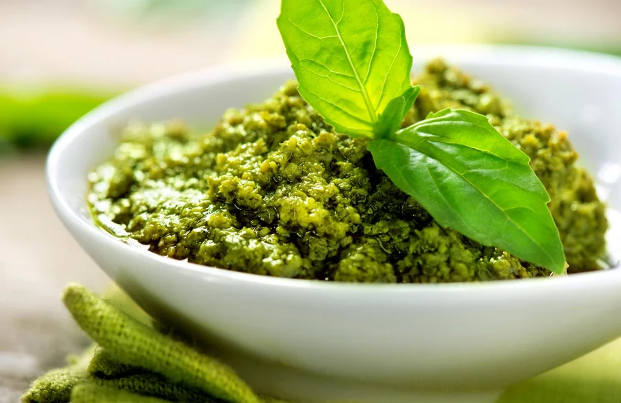 Domácí bazalkové pesto