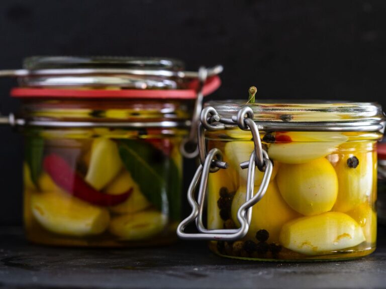 Pikantní nakládaný česnek s chilli nakladany-cesnek-recept-zavarovani