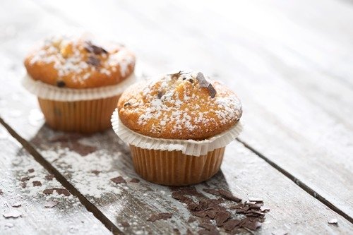 Muffiny s višňovou marmeládou a kousky čokolády