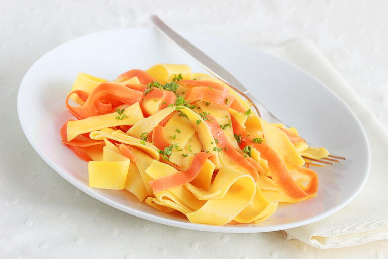 Široké nudle s pečeným lilkem a paprikami 065de60e82185a7245c5c09e1542e8a3