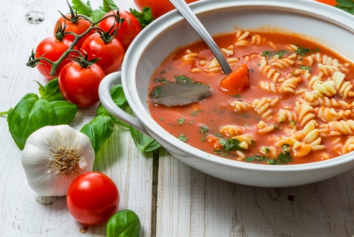 Tomatová polévka s těstovinami
