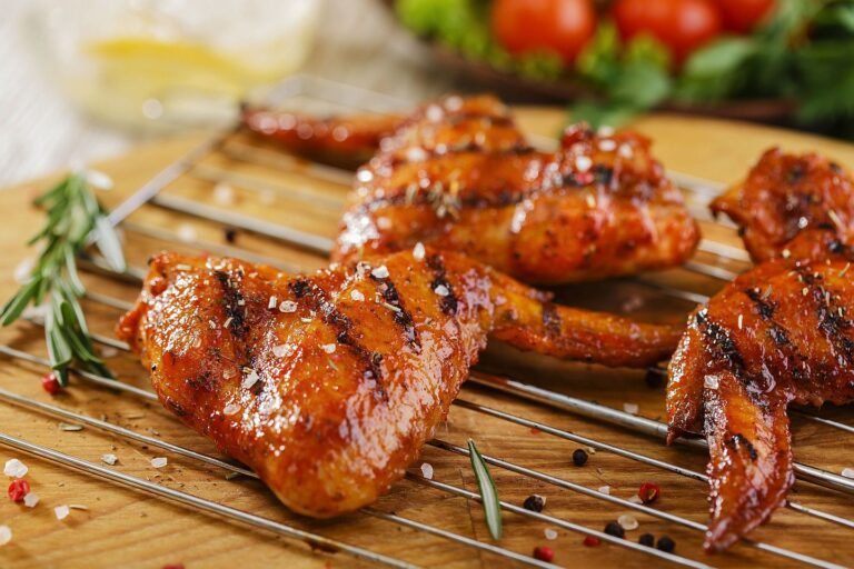 exMex Buffalo křídla s pikantní rajčatovou omáčkou Grilled chicken wings