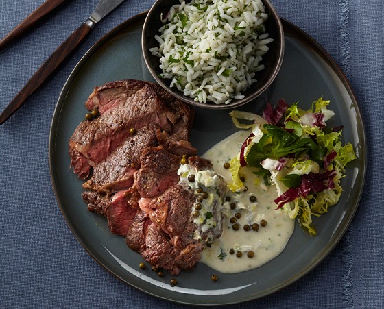 Steak se sýrovou omáčkou s celým pepřem