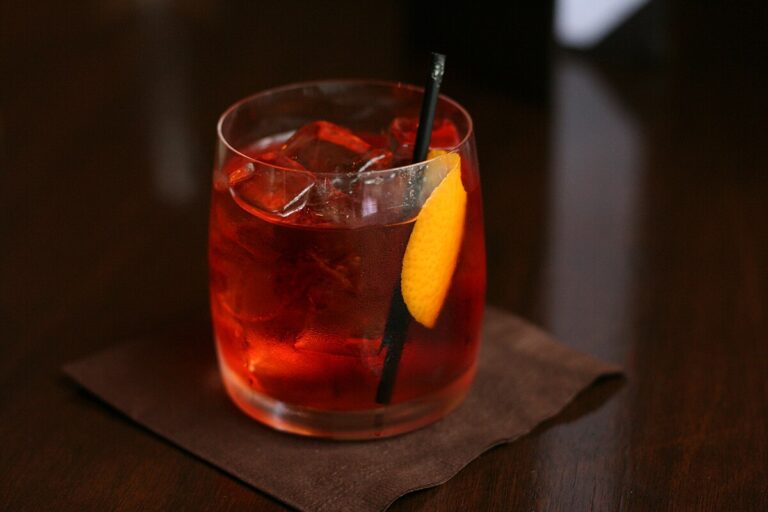 Negroni koktejl Negroni_served_in_Vancouver_BC