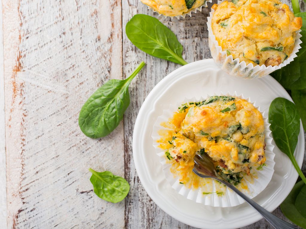 Omeletové muffiny z lehkého sýra a vajec