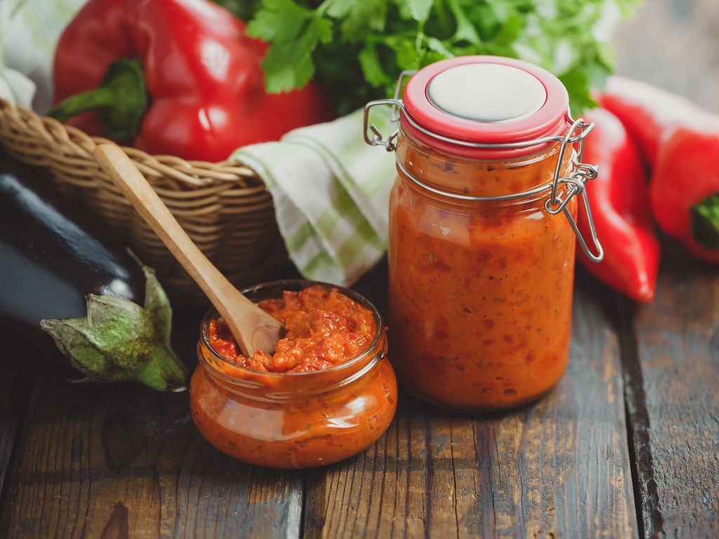 Ajvar z pečených paprik a lilků