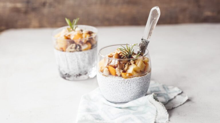 Veganský chia pudink s kaki a ořechy cf08bce43190994cb2481b4ca1fe67d9