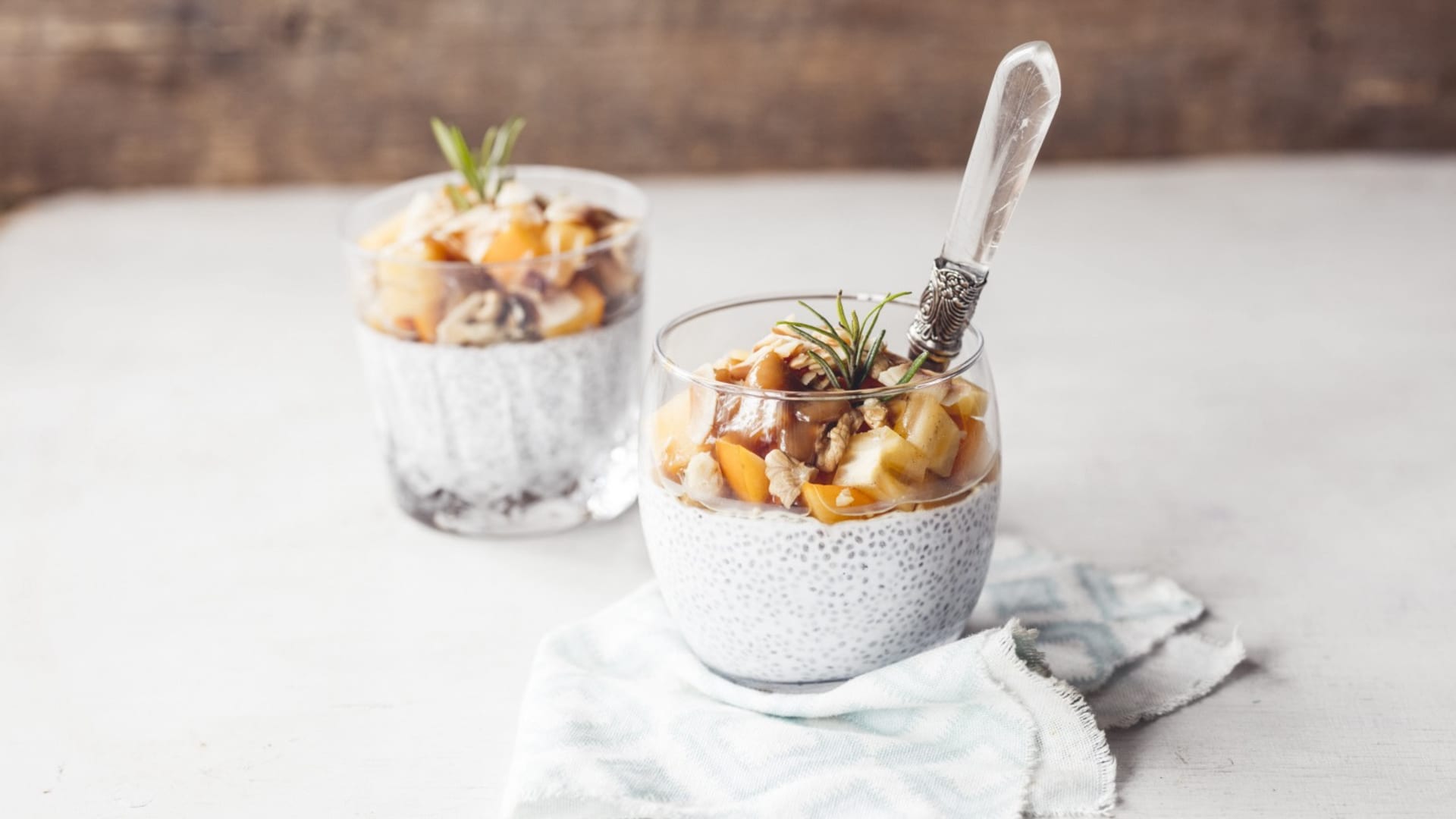 Veganský chia pudink s kaki a ořechy