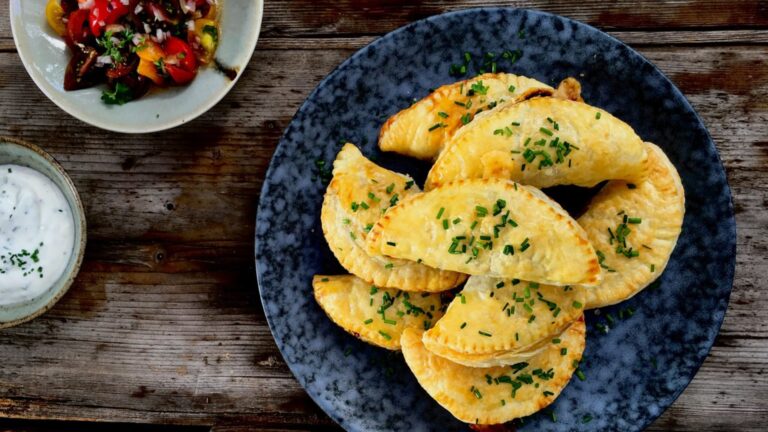 Taštičky z křehkého těsta s krůtím masem na pivě a blaťáckým zlatem cff99c27fb9c571f63d0fa63712355fd