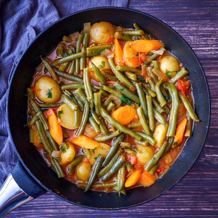 Fasolakia – řecké zeleninové stew s fazolkami, bramborami a rajčaty