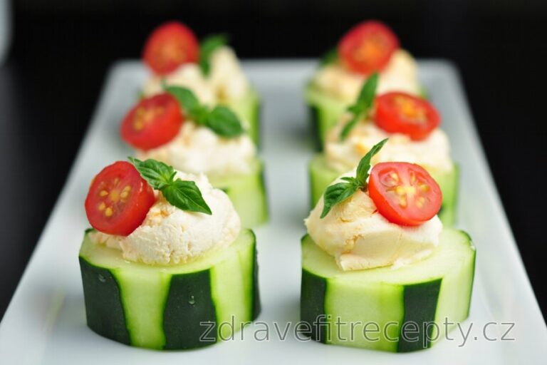 Okurkové jednohubky s broskvovo-medovým kozím sýrem okurkove-jednohubky-s-broskvovo-medovym-kozim-syrem-cs-lOLZr