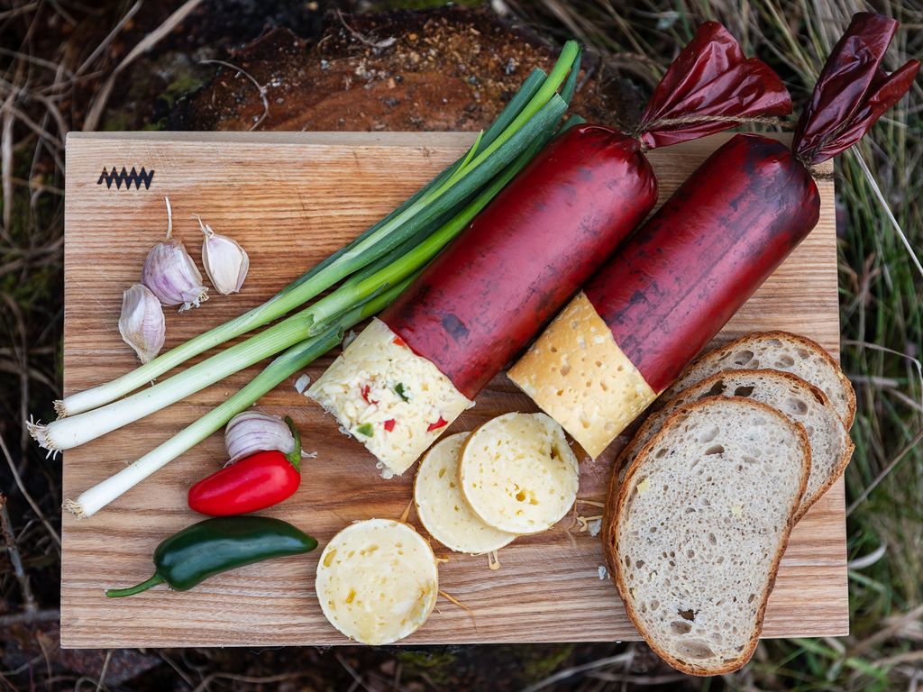 Domácí uzená gouda s papričkami jalapeño