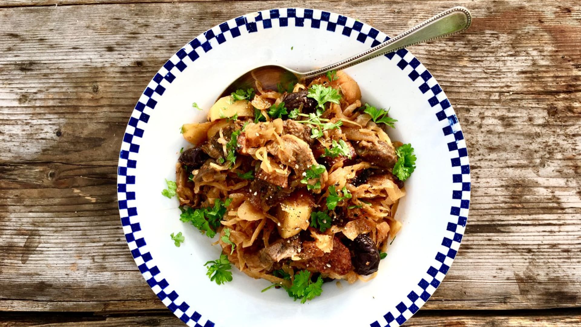 Tradiční polský bigos se sušenými švestkami