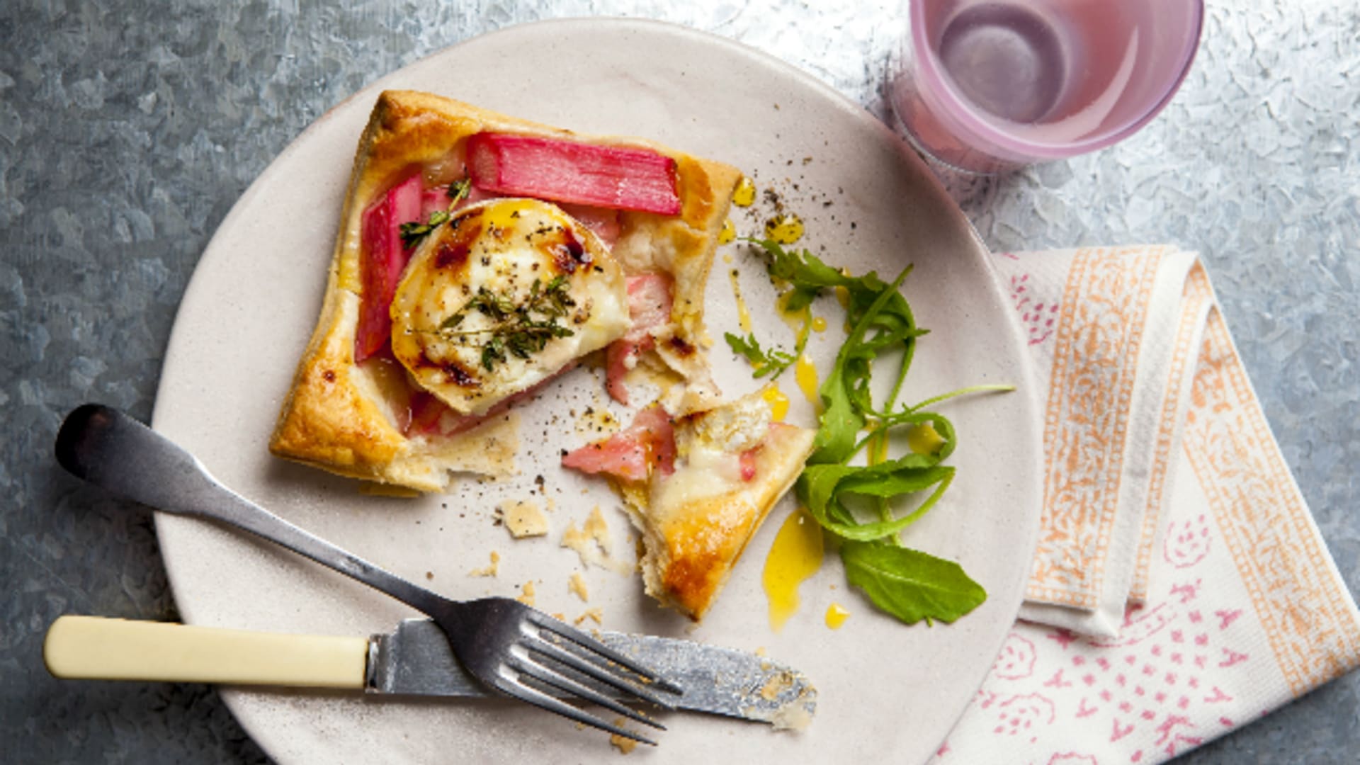 Taštičky s kozím sýrem a rebarborou