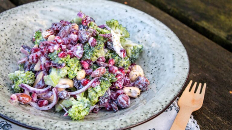 Brokolicový salát v jogurtu s ořechy a ovocem 7101b106e0a0e76fadd56fa8d65bba03