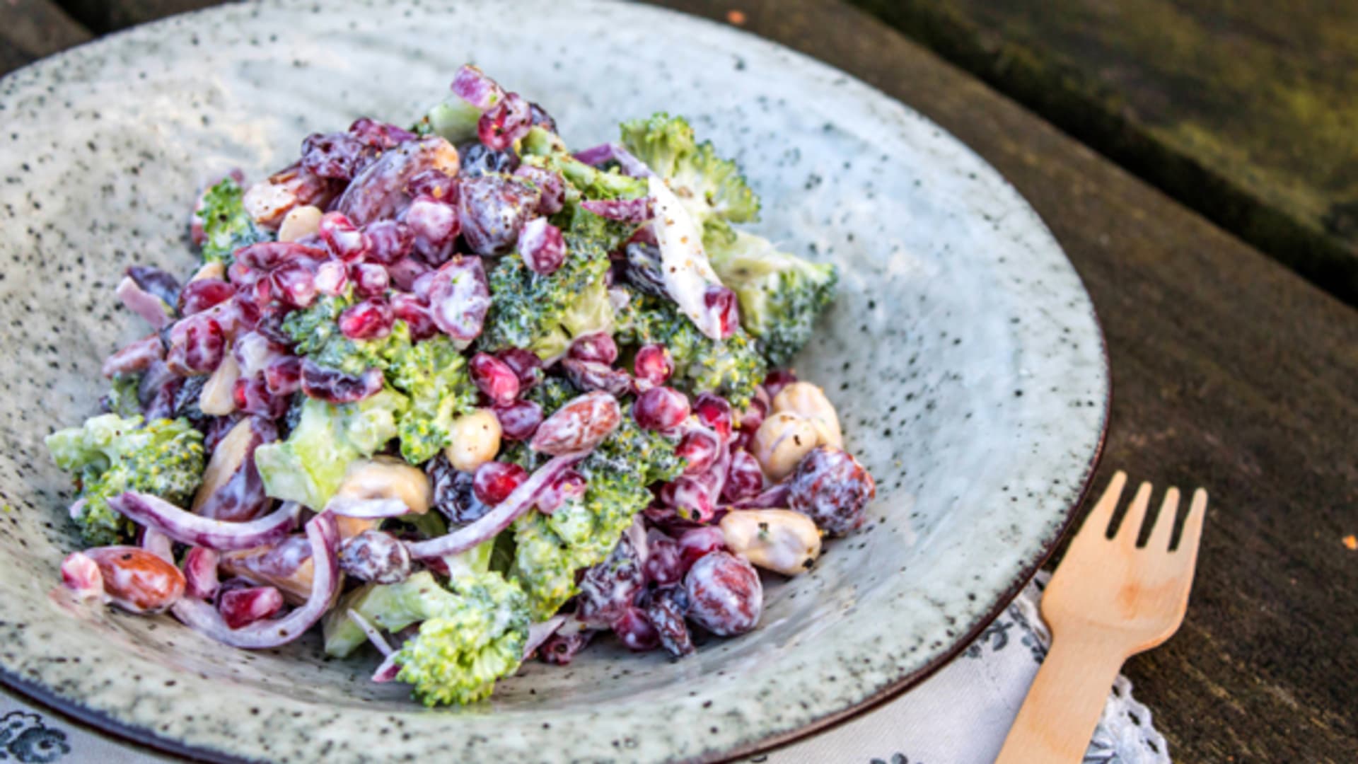 Brokolicový salát v jogurtu s ořechy a ovocem