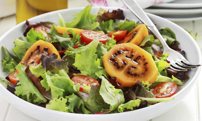 Zeleninovo-ovocný salát s tamarillem