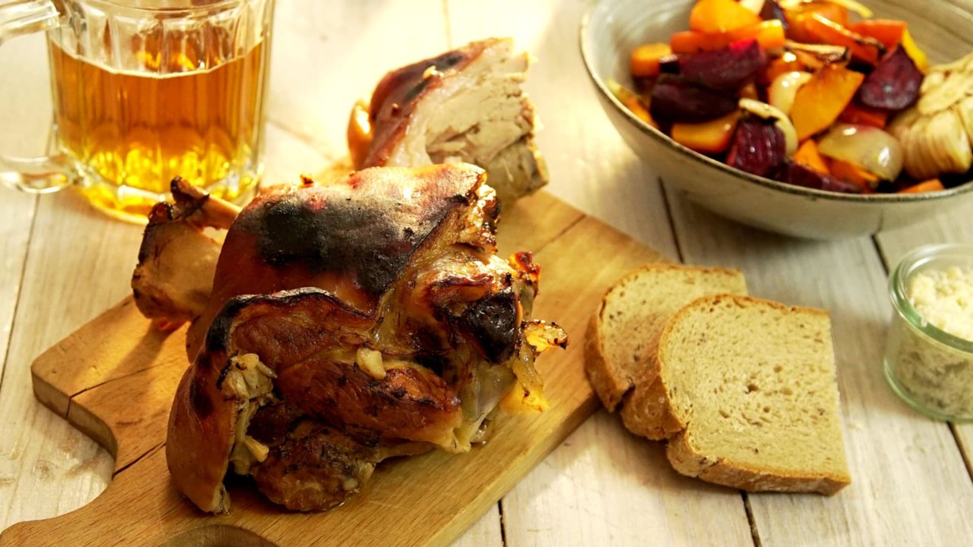 Novoroční koleno pomalu pečené na černém pivě a zelenině