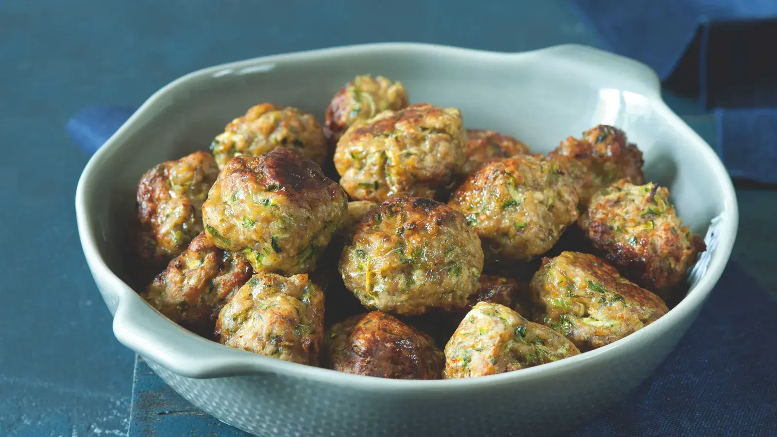 Burgery z krůtího masa a cukety s jarní cibulkou a římským kmínem