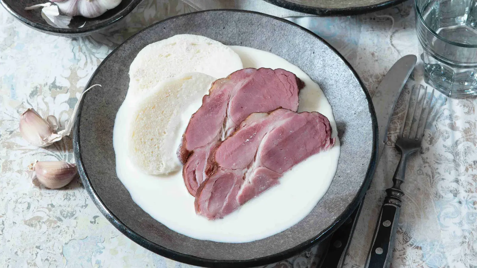 Česneková omáčka s uzeným masem